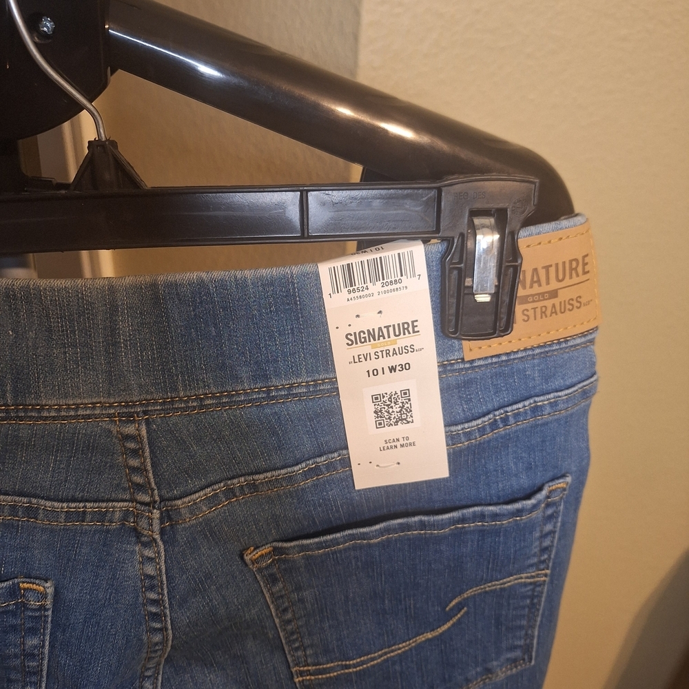 NWT Signature Levi Strauss Women's Pull On Capri Totally Shaping. Size 10 - Picture 7 of 7